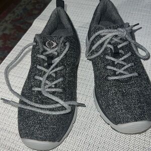 Women's Natural Wool Knit Casual Shoe - Dark Grey size 9, super soft